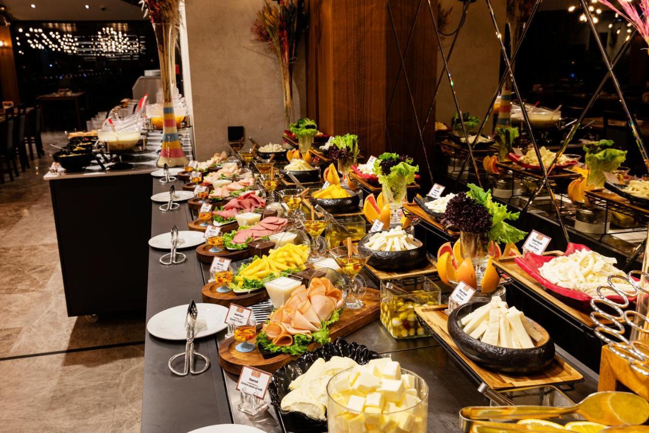 Demiray Hotel Old City イスタンブール エクステリア 写真 A buffet at a restaurant