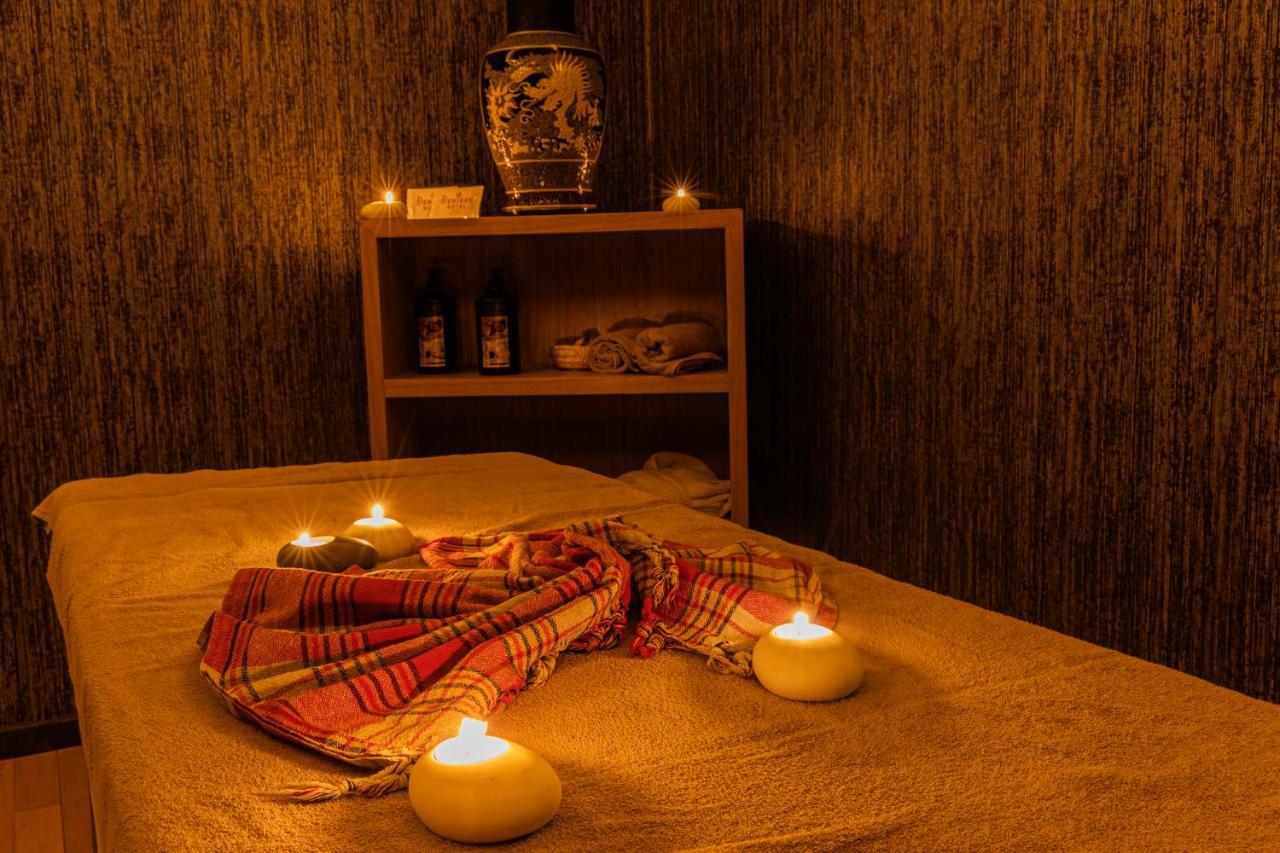 Demiray Hotel Old City イスタンブール エクステリア 写真 A massage table with candles
