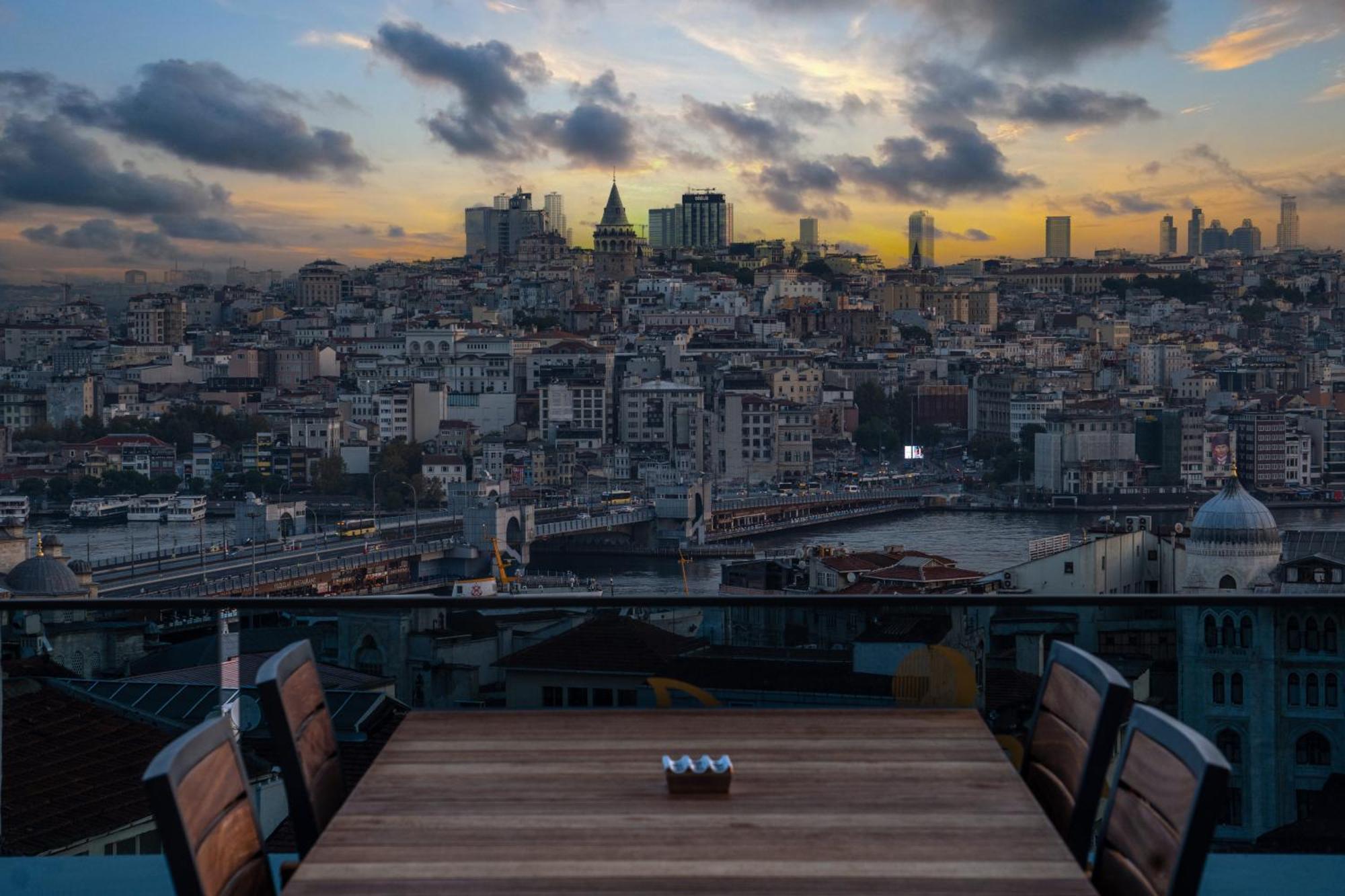 Demiray Hotel Old City イスタンブール エクステリア 写真 View of the city from the observation deck