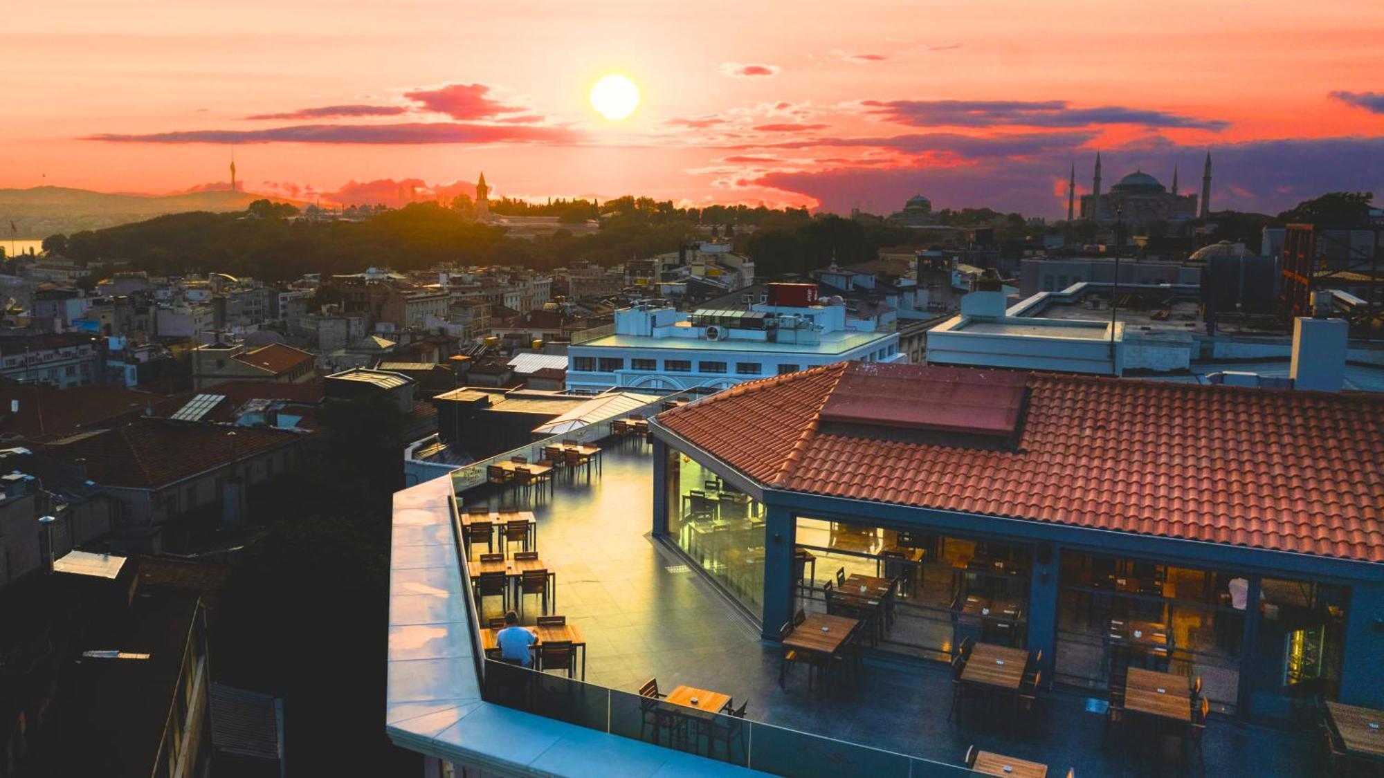 Demiray Hotel Old City イスタンブール エクステリア 写真 The view from the rooftop of the hotel